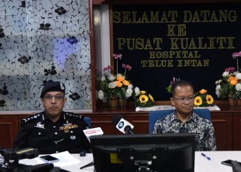ZULKAFLI Sariaat (kiri) dalam sidang akhbar di Hospital Teluk Intan hari ini. - UTUSAN/ZULFACHRI ZULKIFLI