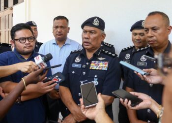 BAKRI Zainal Abidin ditemui pemberita di Teluk Intan hari ini. - UTUSAN/MUHAMAD NAZREEN SYAH MUSTHAFA
