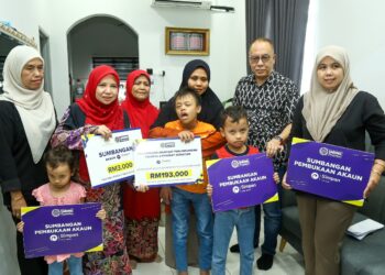 NORLIZA Abdul Rahim (dua dari kiri) menyerahkan manfaat takaful SSPN kepada Nur Aini Samiun, balu kepada anggota FRU yang maut dalam kemalangan Selasa lalu, Sarjan Mohd. Roslan Abd. Rahim di Tanjung Rambutan, Ipoh hari ini. - UTUSAN/MUHAMAD NAZREEN SYAH MUSTHAFA