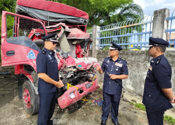 BAKRI Zainal Abidin (tengah) menunjukkan trak FRU yang terlibat kemalangan minggu lalu di IPD Hilir Perak di Teluk Intan hari ini. - UTUSAN