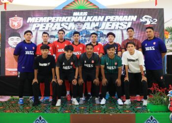 PEMAIN-PEMAIN Kelantan FT semasa majlis Pelancaran Jersi dan Memperkenalkan Pemain pasukan itu di Kota Bharu, Kelantan. - UTUSAN/KAMARUL BISMI KAMARUZAMAN