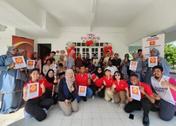 SEBAHAGIAN peserta dan kanak-kanak bergambar bersama dalam program kemasyarakatan anjuran Gadang Group dengan kerjasama Charity Right dan Mercy Mission di Pusat Pemulihan Dalam Komuniti (PDK) Kalumpang, Selangor, baru-baru ini.