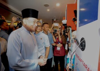 ANWAR Ibrahim mengimbas muka sebelum melakukan pengundian secara dalam talian  semprna Kongress Nasional Keadilan 2025 di Johor Bahru semalam. – UTUSAN/RAJA JAAFAR ALI