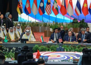 SHEIKH Sabah AlKhalid Al-Sabah (tiga kiri) berucap mempengerusikan Sidang Kemuncak ASEAN-GCC ke-2 sempena Sidang Kemuncak ASEAN ke-46 di Pusat Konvesyen Kuala Lumpur (KLCC), hari ini. Turut hadir, Perdana Menteri, Datuk Seri Anwar Ibrahim (dua kanan). - UTUSAN/FARIZ RUSADIO