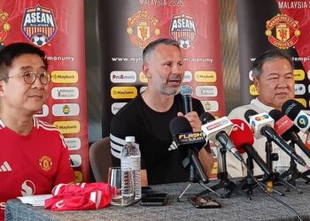 BEKAS pemain Manchester United Ryan Giggs (tengah) bersama Ketua Pegawai Eksekutif ProEvents Management Limited, Julian Kam (kiri) dan Pengarah Urusan ProEvents International Sdn Bhd, San Boon Wah dalam sidang media di Kuala Lumpur hari ini.