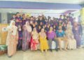 Tuan Fadilah Tuan Sharif (duduk, dua dari kiri) bersama  pelajar Program Pendidikan Khas Integrasi (PPKI) di Sekolah Menengah Kebangsaan (SMK) Putra, Besut, baru-baru ini. – UTUSAN/WAN ZURATIKAH IFFAH WAN ZULKIFLI