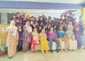 Tuan Fadilah Tuan Sharif (duduk, dua dari kiri) bersama  pelajar Program Pendidikan Khas Integrasi (PPKI) di Sekolah Menengah Kebangsaan (SMK) Putra, Besut, baru-baru ini. – UTUSAN/WAN ZURATIKAH IFFAH WAN ZULKIFLI