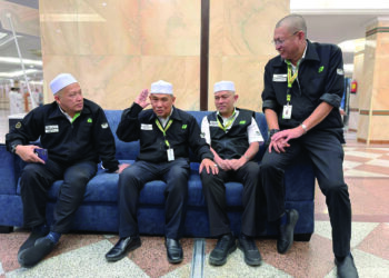 MOHAMAD ZAMRY (dua dari kiri) bercerita mengenai pengalamannya mengemudi beberapa bahagian operasi TH di Tanah Suci di Mekah baru-baru ini.