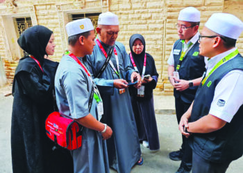 KAKITANGAN Tabung Haji membantu jemaah menggunakan navigasi 
Google Walk yang memudahkan pergerakan mereka di Mekah.