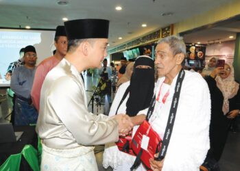 ONN HAFIZ  Ghazi berbual dengan Hassan Abdul Hamid dan Rohaya 
Abdul Kadir pada Majlis Meraikan Jemaah Haji Johor Tahun 2025 
di Lapangan Terbang Antarabangsa Senai, Kulai.  UTUSANRAJA 
JAAFAR AL