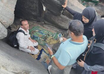 PENGUNJUNG mengambil peluang memasuki Gua Hira yang terletak di atas Jabal Nur, Mekah semalam.