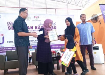 ROSMONALIZA Abdul Ghani (dua dari kiri) menyampaikan hadiah kepada pemenang pertandingan mewarna pada Sambutan Hari Ibu Peringkat Negeri Terengganu di Dungun, Terengganu. - UTUSAN/NIK NUR IZZATUL HAZWANI NIK ADNAN