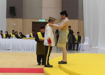 TENGKU Hassanal Ibrahim Alam Shah berkenan mengurniakan darjah kebesaran dan pingat sempena memuliakan Ulang Tahun Hari Keputeraan Ke-65 Sultan Pahang di Dewan Tun Razak di Temerloh, Pahang.