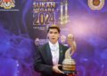Hasmunirah Maliki bersama trofi Olahragawati Paralimpik Kebangsaan 2024. - UTUSAN/ISKANDAR ISHAK