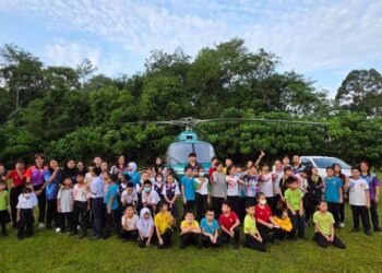 MURID dan guru Sekolah Jenis Kebangsaan Cina (SJK(C)) Yeong Hwa bergambar dengan helikopter yang mendarat di sekolah mereka.