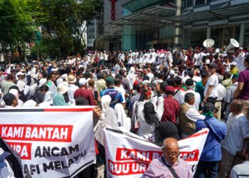 SUASANA orang ramai ketika berhimpun pada Himpunan Melayu Berdaulat di hadapan Kompleks Sogo di sini, hari ini. - UTUSAN/ISKANDAR ISHAK