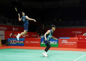 MUHAMMAD Haikal Nazri-Choong Hon Jian menewaskan pasangan Thailand, Kitinupong Kedren-Dechapol Puavaranukroh 21-15, 21-18 pada aksi pusingan pertama Malaysia Masters 2025 di Axiata Arena, Bukit Jalil, hari ini. - UTUSAN/ISKANDAR ISHAK