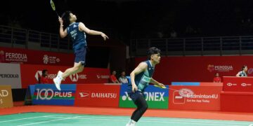 MUHAMMAD Haikal Nazri-Choong Hon Jian menewaskan pasangan Thailand, Kitinupong Kedren-Dechapol Puavaranukroh 21-15, 21-18 pada aksi pusingan pertama Malaysia Masters 2025 di Axiata Arena, Bukit Jalil, hari ini. - UTUSAN/ISKANDAR ISHAK