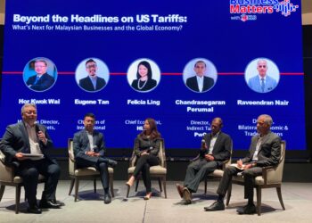 MODERATOR, Hor Kwok Wai (kiri) bersama barisan panel semasa diskusi panel bertajuk Menangani Landskap Tarif: Kesan terhadap Perniagaan Malaysia & Ekonomi Global di Sofitel, hari ini. UTUSAN/SABRINA ZULKIFLI