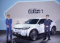 Presiden dan Ketua Pegawai Operasi Honda Malaysia Sdn. Bhd, IR. Sarly Adle Sarcum dan Pengarah Urusan dan Ketua Pegawai Eksekutif Honda Malaysia Sdn. Bhd, Narushi Yazaki ketika pelancaran kereta elektrik ALL-NEW e:N1 di MITEC. - UTUSAN/SADDAM YUSOFF