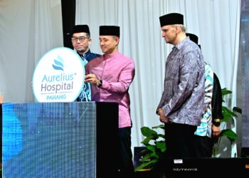 TENGKU Amir Nasser Ibrahim Shah (tengah) menyempurnakan perasmian Hospital Aurelius Pahang (AHP) di Kuantan, Pahang. - UTUSAN/SHAIKH AHMAD RAZIF