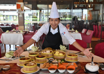 ALIFF Firdaus Mohd. Rujhan menunjukkan hidangan buffet Dimsum yang turut mendapat pengesahan halal Jakim baru-baru ini. - UTUSAN/SYAKIR RADIN