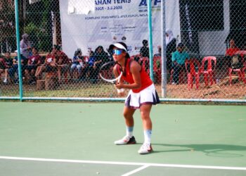 AKSI Audrey Teng Wen Si ketika membalas pukulan Hwang Bitna pada aksi suku akhir Kejohanan Antarabangsa ATF Bawah 14 Tahun di Kompleks Tenis MPHTJ, Ayer Keroh, Melaka. - UTUSAN/AMRAN MULUP