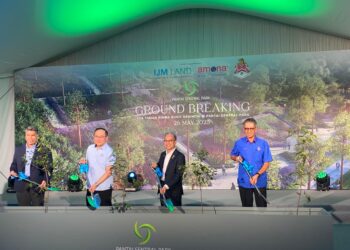 FAHMI Fadzil (dua kanan) semasa majlis pecah tanah Taman Rimba Bukit Kerinchi @ Pantai Sentral Park di sini, hari ini. UTUSAN/SABRINA ZULKIFLI