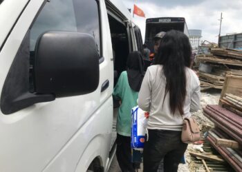 DUA pendatang asing tanpa izin (PATI) wanita  yang ditahan di tapak pembinaan pangsapuri di  Kubang Kerian, Kota Bharu, Kelantan. - UTUSAN/ROSLIZA MOHAMED