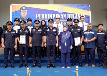 PEGAWAI polis yang menerima sijil penghargaan TM atas kejayaan menyelesaikan kes curi kabel di Daerah Larut Matang di Taiping hari ini. - UTUSAN/WAT KAMAL ABAS