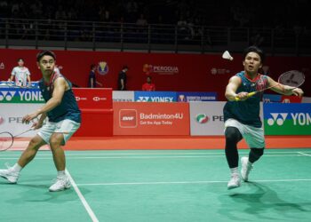 GOH Sze Fei-Nur Izzuddin Rumsani menewaskan pasangan Taiwan, Chen Zhi Ray-Lin Yu Chieh 21-19, 21-13 pada aksi pusingan kedua Malaysia Masters di Axiata Arena, Bukit Jalil, hari ini.  - UTUSAN/ISKANDAR ISHAK