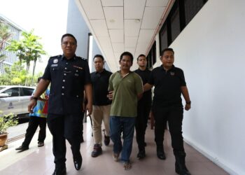 RUDI Zulkarnain Mat Radi  (tengah) ditahan selepas membayar ikat jamin di Mahkamah Teluk Intan hari ini bagi membantu siasatan kes curi lembu. - UTUSAN/MUHAMAD NAZREEN SYAH MUSTHAFA