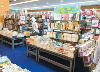 BUKU bukan setakat menjadi makanan rohani tetapi kini industri tempat mencari makan. – GAMBAR HIASAN