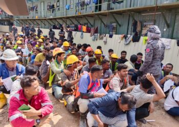 PEGAWAI imigresen memeriksa dokumen wàrga asing dalam Ops Sasar di Tapak Bangunan Taman Suria, Johor Bahru. - UTUSAN/BAAZLAN IBRAHIM 