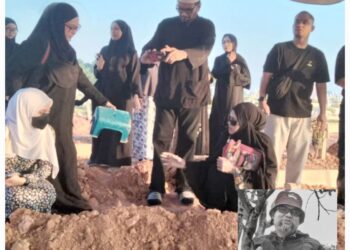 AHLI keluarga Allahyarham Rennie Abdul Ghani, selepas majlis pengebumian di Tanah Perkuburan Islam Cahaya Masai, di sini.