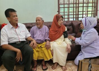 ZAINI Hussin (kiri) bertanya khabar kepada dua warga emas yang melakukan pemeriksaan kesihatan semasa program Ziarah Kasih di KRT Bukit Gading, Tanah Merah, Kelantan. - UTUSAN/MUSTAQIM MOHAMED