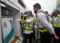 JOHARI Abdul Ghani melihat stesen minyak sawit B20 pada Majlis Peluncuran Projek Rintis Pengunaan Biodiesel Sawit B20 bagi Ground Service Equipment di KLIA di Lapangan Terbang Antarabangsa Kuala Lumpur (KLIA) Terminal 1. - UTUSAN/FAISOL MUSTAFA