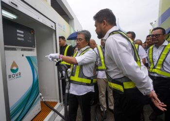 JOHARI Abdul Ghani melihat stesen minyak sawit B20 pada Majlis Peluncuran Projek Rintis Pengunaan Biodiesel Sawit B20 bagi Ground Service Equipment di KLIA di Lapangan Terbang Antarabangsa Kuala Lumpur (KLIA) Terminal 1. - UTUSAN/FAISOL MUSTAFA