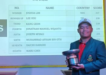 PEMAIN golf muda dari Sarawak, Joshua Lim bersama trofi kemenangan selepas menjuarai Kejohanan Golf Jemputan Remaja 2025 di The Royal Selangor Golf Club (RSGC) hari ini.