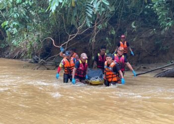 PASUKAN mencari dan menyelamat menemukan mayat mangsa pada jarak enam kilometer dari lokasi kejadian di Sungai Suma, Kuala Betis, Gua Musang, Kelantan. - IHSAN POLIS