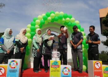 KASEMANI Embong (empat dari kiri) melepaskan burung merpati sebagai gimik Sambutan Hari Kesihatan Sedunia, Hari Tibi dan Hari Malaria Sedunia Peringkat Negeri Terengganu di Dataran Kuala Berang, Hulu Terengganu. -  UTUSAN / NOOR HAYATI MAMAT