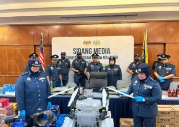 RAIZAM Setapa @ Mustapha dua dari kanan menunjukkan dron yang dirampas ketika sidang media Jabatan Kastam Diraja Malaysia di Kompleks Kastam Wilayah Persekutuan Kuala Lumpur.