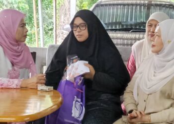 NORAINI Ahmad (kiri) ketika melawat Norazian Mohd. Joned di Kampung Sungai Itek di Gopeng hari ini. - UTUSAN