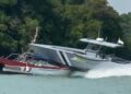 TANGKAP layar video bot pemintas TLDM yang merempuh sebuah bot pelancong dipercayai akibat hilang kawalan di Teluk Baru, Langkawi.