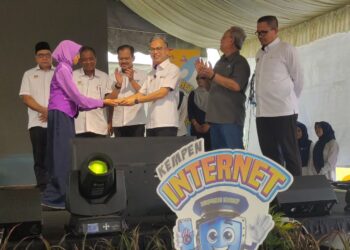 FAHMI Fadzil menyempurnakan gimik perasmian program Jelajah Kempen Internet Selamat Zon Utara di SK Ulu Melaka, Langkawi.