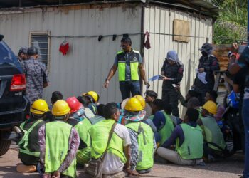 ANGGOTA JIM Kedah melakukan serbuan dalam Op Gempur Bersasar bagi membanteras PATI di dua lokasi di Changlun dan Kuala Kedah hari ini. - UTUSAN/SHAHIR NOORDIN