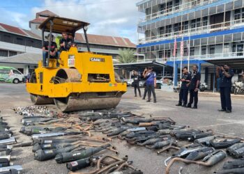 SEBANYAK 570 ekzos daripada 1,199 komponen yang disita akibat modifikasi ekstrem dilupuskan pada Majlis Pelupusan Barang Rampasan Komponen Motosikal di Balai Polis Trafik Daerah Kota Setar di Alor Setar, hari ini.