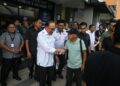 ANWAR Ibrahim bersalaman dengan orang ramai yang hadir ke majlis perasmian Pejabat PKR Cabang Langkawi di Maha City, Kuah di Langkawi. - UTUSAN/SHAHIR NOORDIN