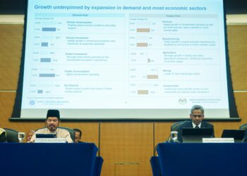 MOHD. UZIR (kiri) dan Abdul Rasheed (kanan) membentangkan prestasi ekonomi Malaysia suku pertama tahun 2025 di Sasana Kijang, Bank Negara Malaysia hari ini. - UTUSAN/ISKANDAR