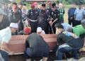 JENAZAH Muhamad Akmal Muhamad dikebumikan di Tanah Perkuburan Islam Masjid  Al- Mubarak Kampung Teluk Pial Kuala Kurau di Parit Buntar hari ini. - UTUSAN/WAT KAMAL ABAS